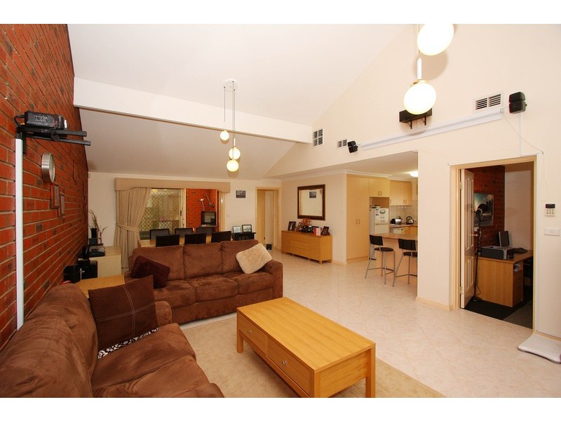 2/15 Hallmark Place, Keilor Downs VIC 3038