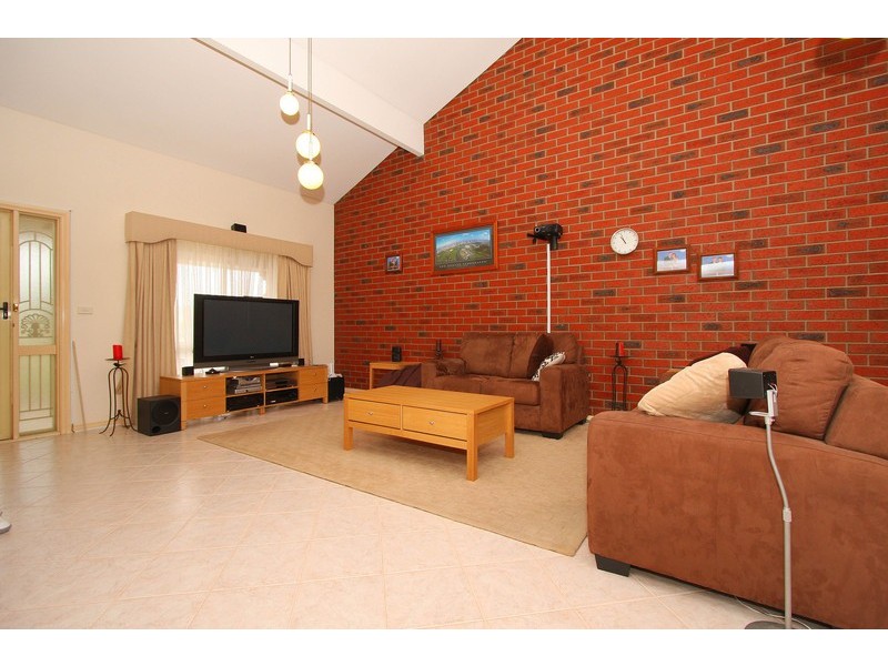 2/15 Hallmark Place, Keilor Downs VIC 3038