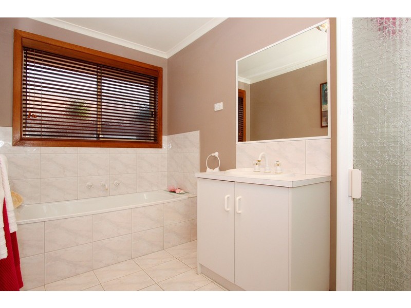 10 Glenbruar Drive, Hillside VIC 3037