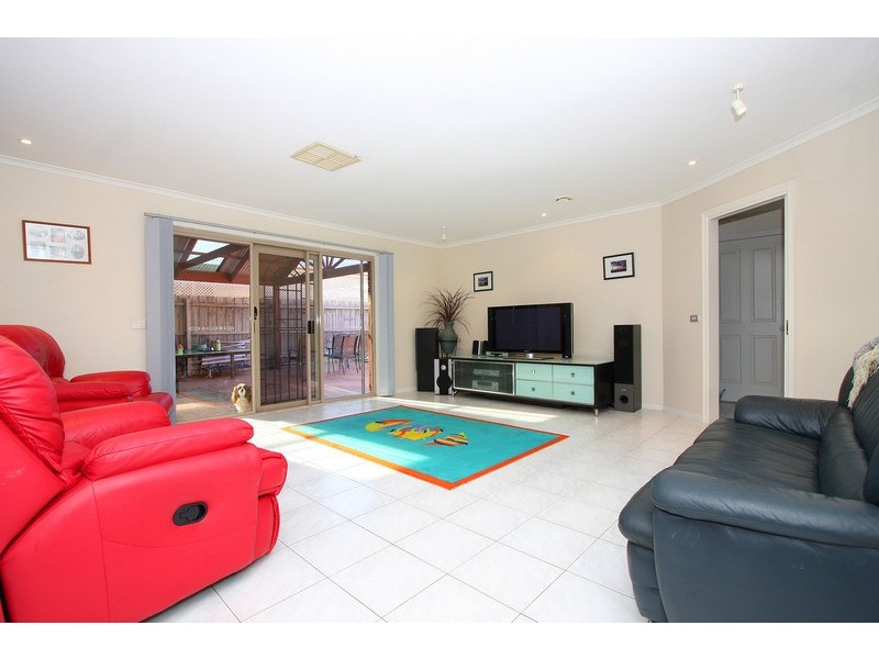 16 Sainsbury Avenue, Hillside VIC 3037