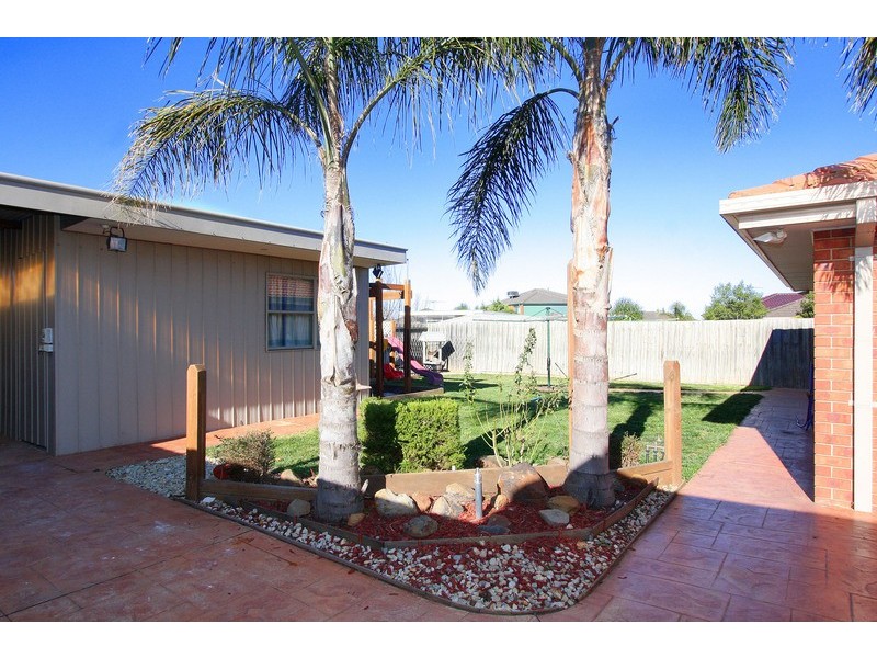 16 Sainsbury Avenue, Hillside VIC 3037