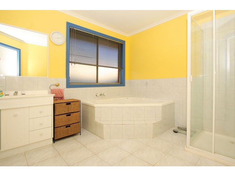 16 Sainsbury Avenue, Hillside VIC 3037