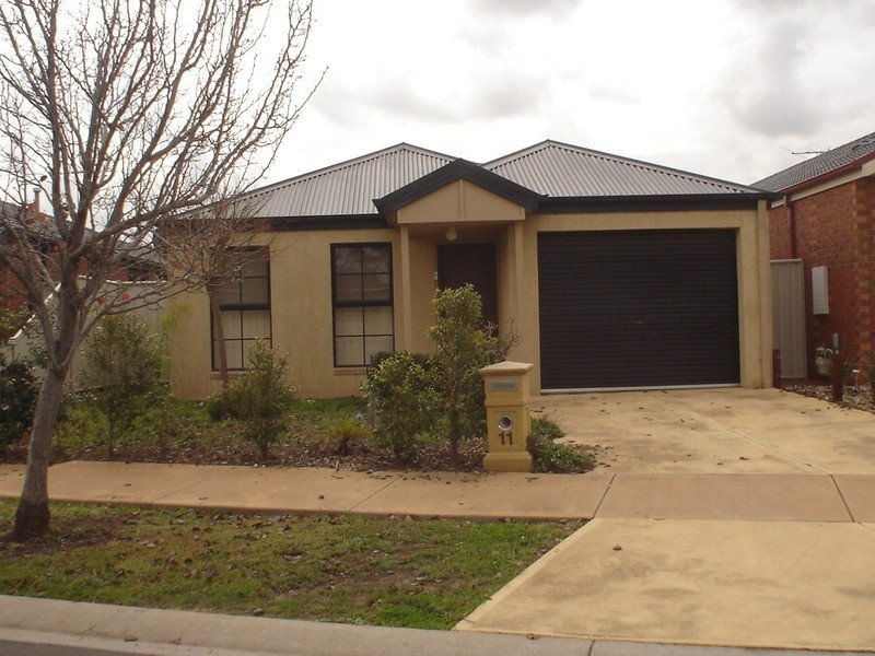 11 Elphinstone Way, Caroline Springs VIC 3023