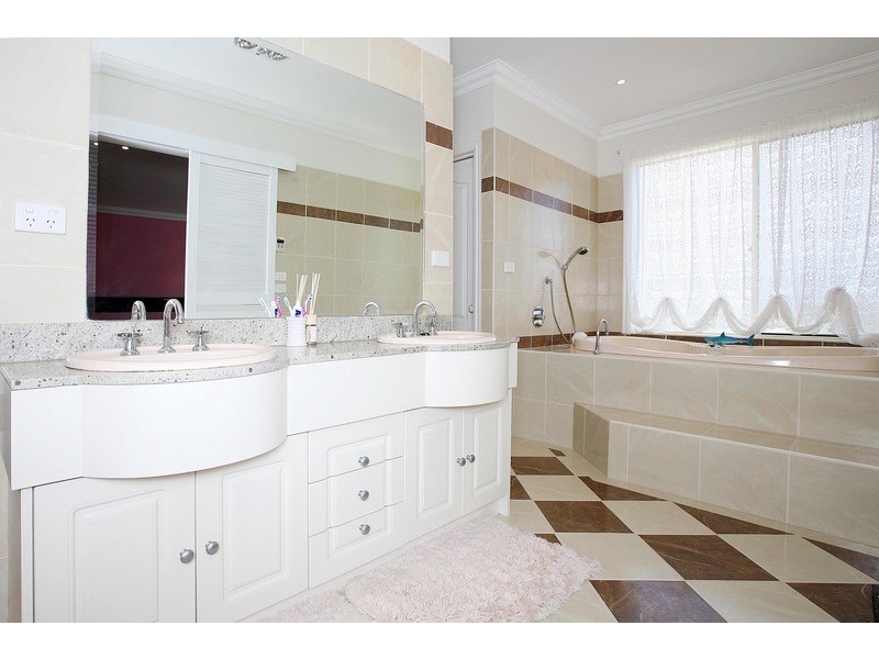 14 Lancelot Court, Hillside VIC 3037