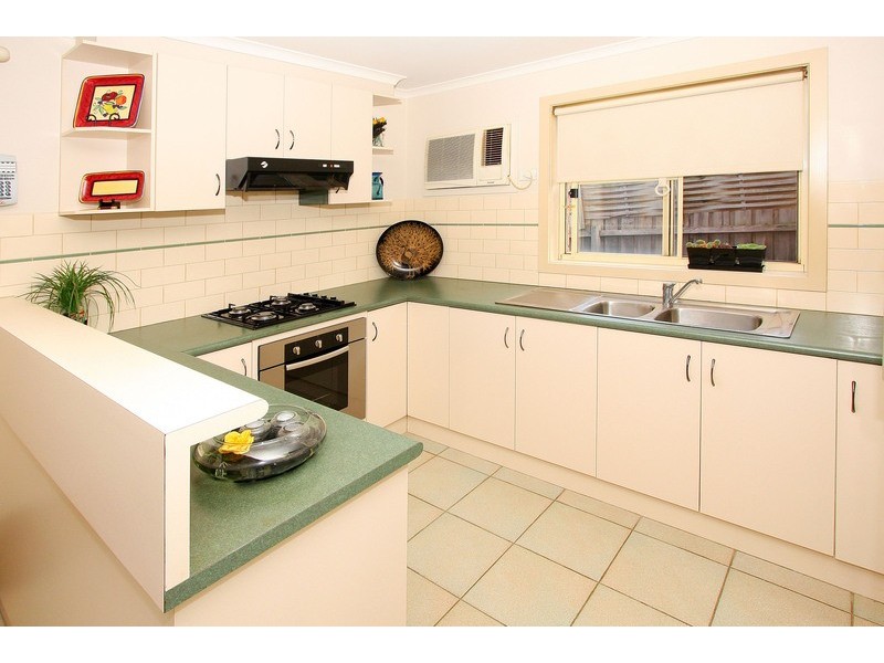 8 Village Avenue, Taylors Lakes VIC 3038