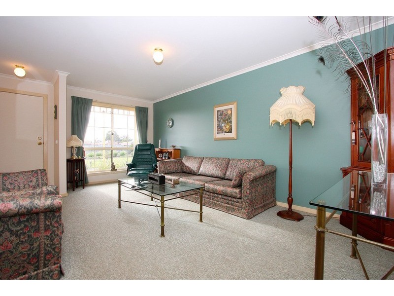 8 Village Avenue, Taylors Lakes VIC 3038