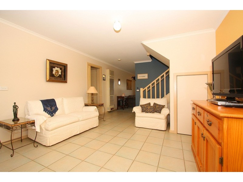 8 Village Avenue, Taylors Lakes VIC 3038