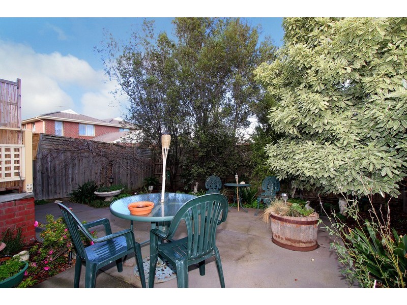 8 Village Avenue, Taylors Lakes VIC 3038