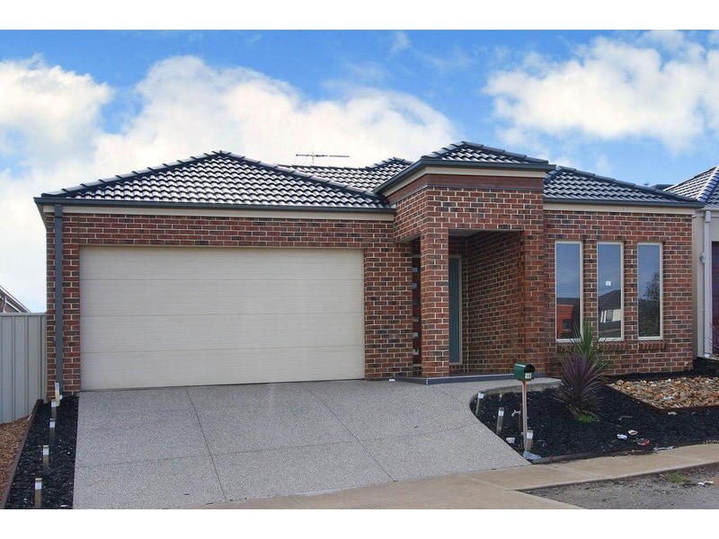 16 Barrington Circuit, Caroline Springs VIC 3023