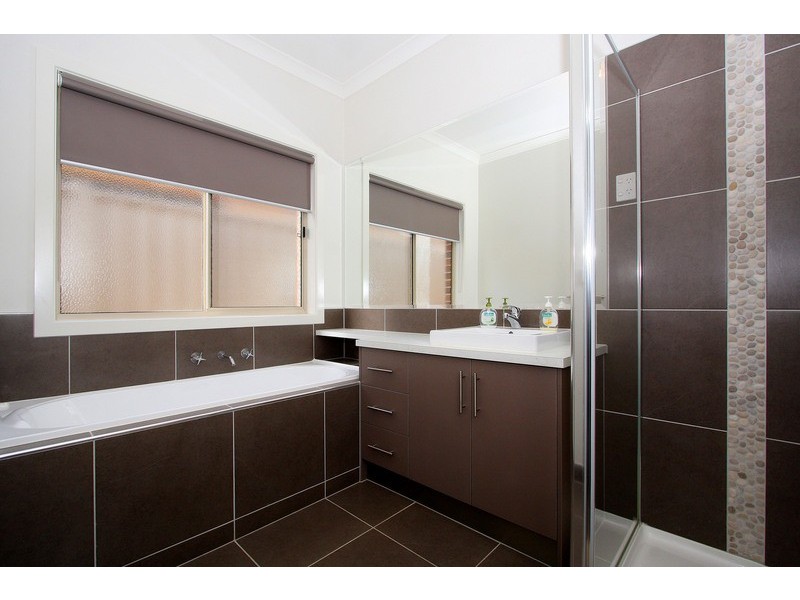 16 Barrington Circuit, Caroline Springs VIC 3023