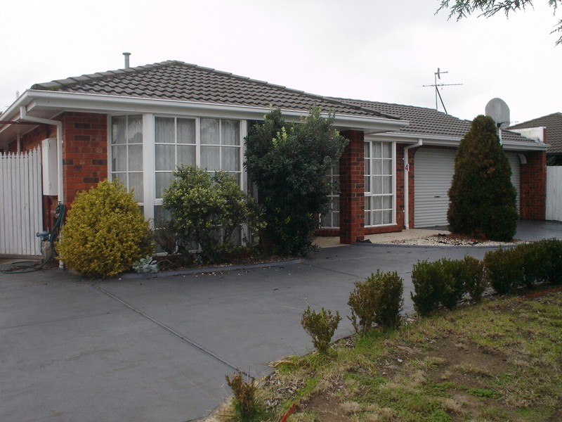 4 Oates Court, Taylors Lakes VIC 3038