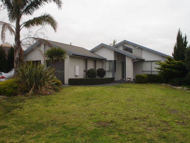 41 Salamander Drive, Taylors Lakes VIC 3038