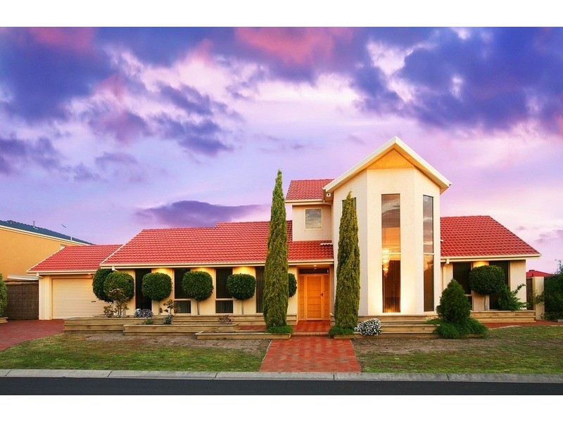 2 Macdonell Court, Taylors Lakes VIC 3038