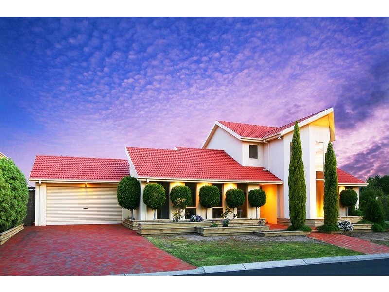 2 Macdonell Court, Taylors Lakes VIC 3038