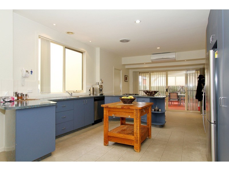 2 Macdonell Court, Taylors Lakes VIC 3038