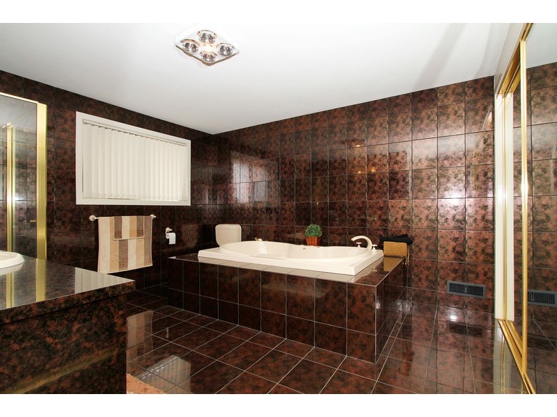 2 Macdonell Court, Taylors Lakes VIC 3038