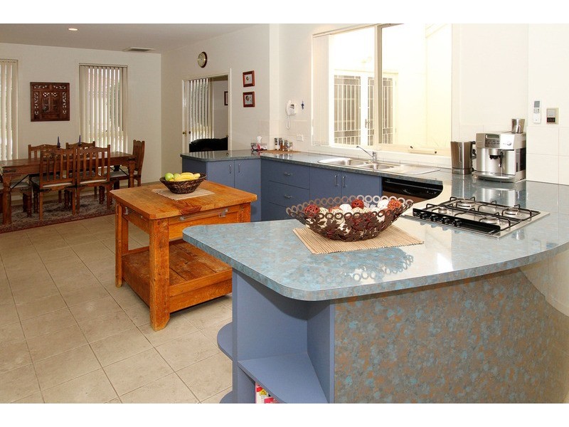 2 Macdonell Court, Taylors Lakes VIC 3038