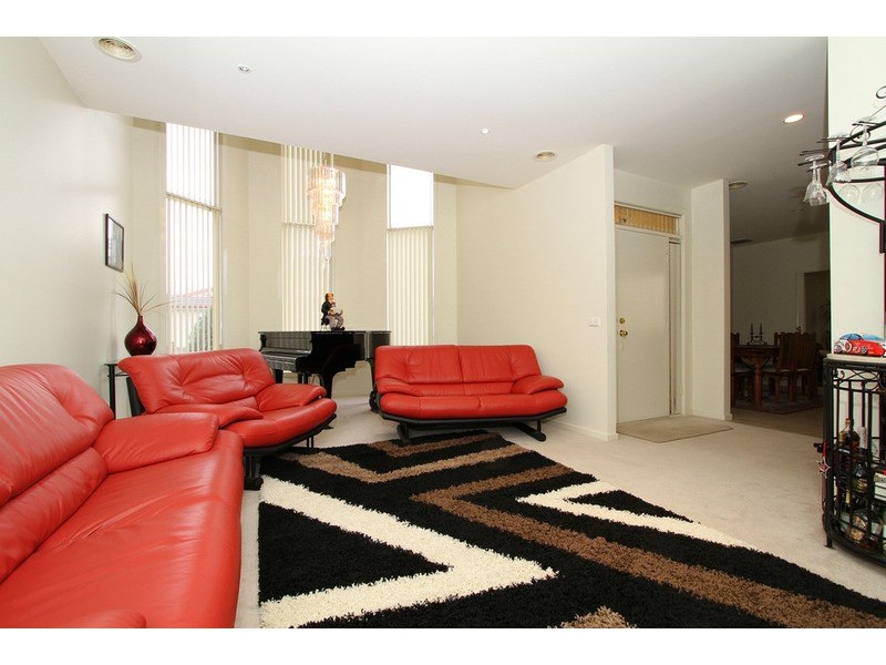 2 Macdonell Court, Taylors Lakes VIC 3038