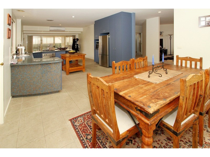 2 Macdonell Court, Taylors Lakes VIC 3038