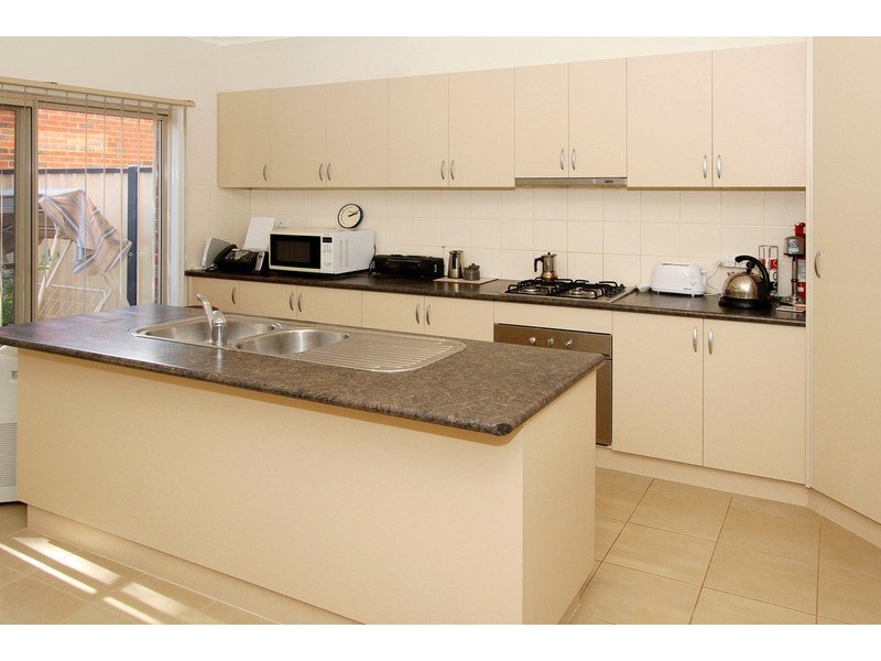 2/12 Buckingham Street, Sydenham VIC 3037