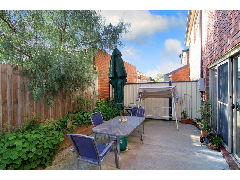 2/12 Buckingham Street, Sydenham VIC 3037
