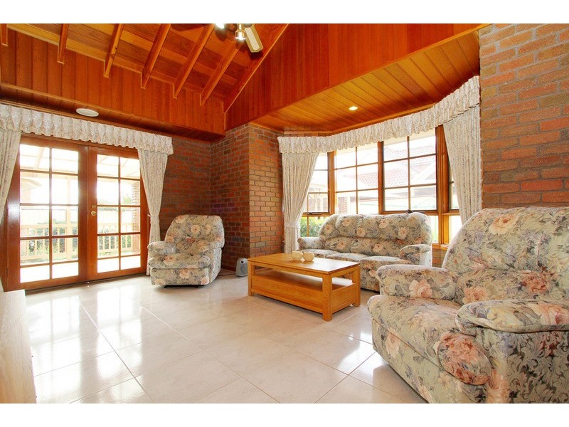 5 Jonathon Court, Taylors Lakes VIC 3038