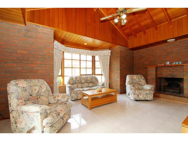 5 Jonathon Court, Taylors Lakes VIC 3038