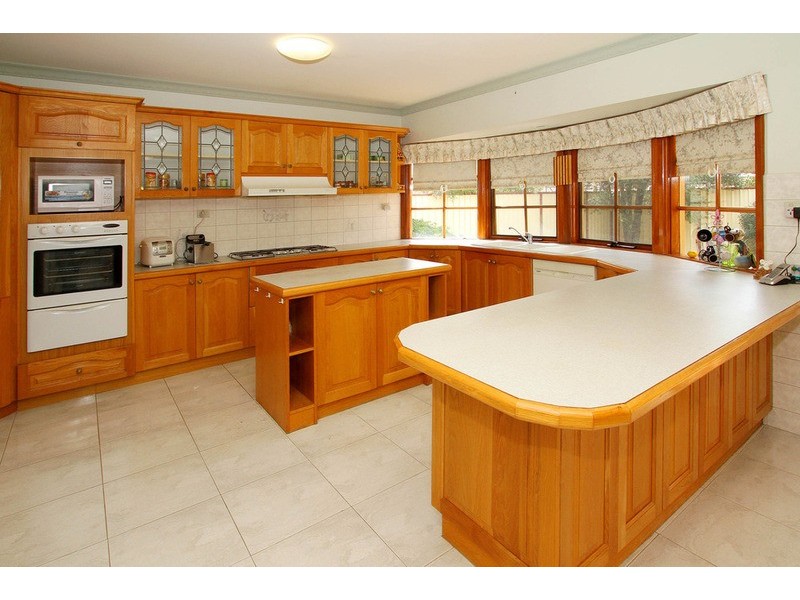 5 Jonathon Court, Taylors Lakes VIC 3038