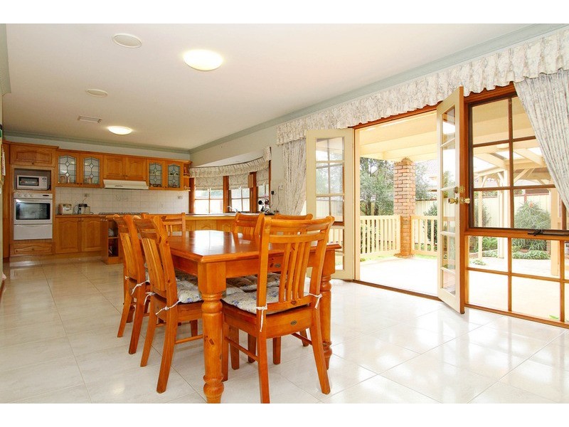 5 Jonathon Court, Taylors Lakes VIC 3038