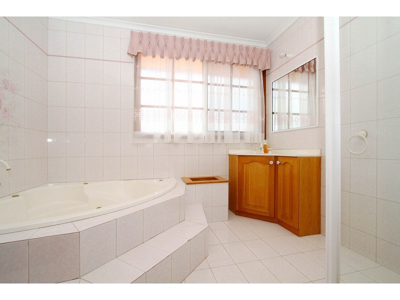 5 Jonathon Court, Taylors Lakes VIC 3038