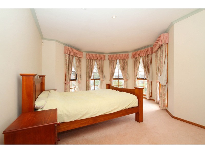 5 Jonathon Court, Taylors Lakes VIC 3038