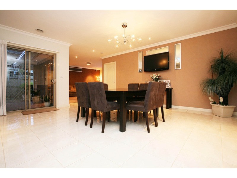 11 Albertine Crescent, Sydenham VIC 3037