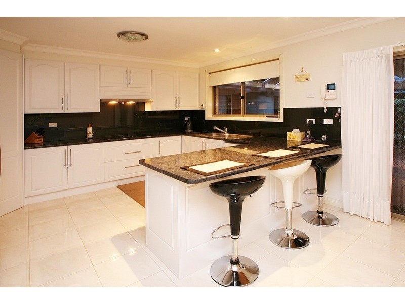 11 Albertine Crescent, Sydenham VIC 3037