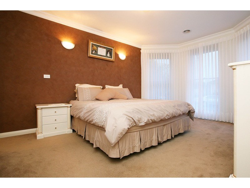 11 Albertine Crescent, Sydenham VIC 3037