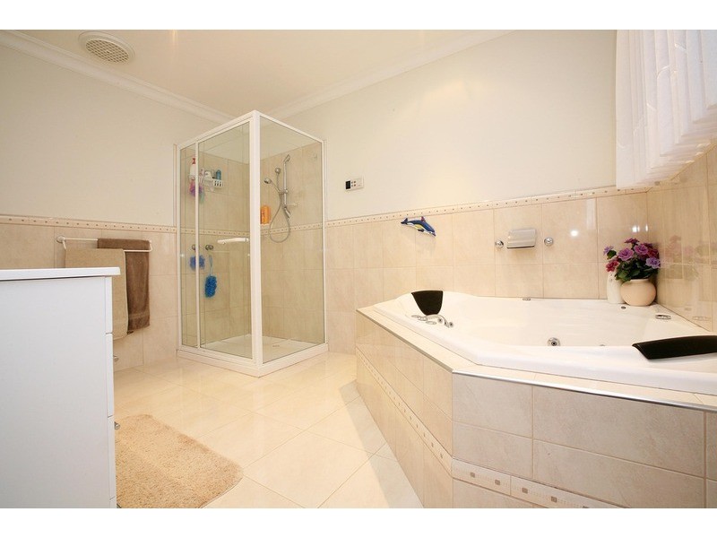 11 Albertine Crescent, Sydenham VIC 3037