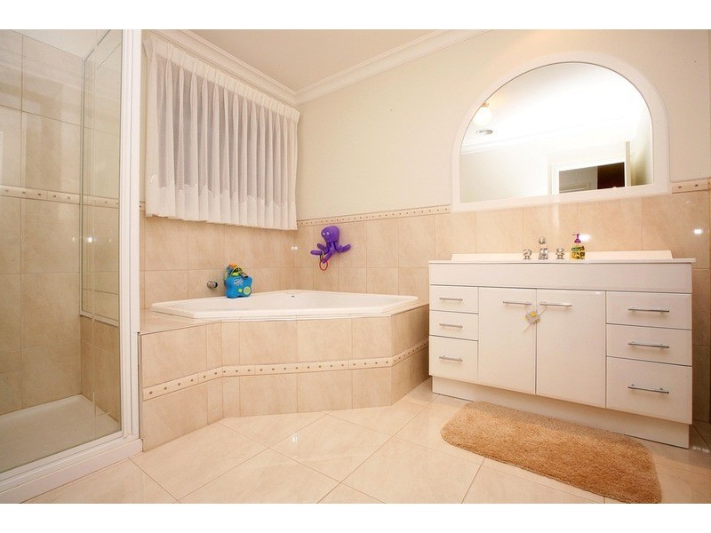 11 Albertine Crescent, Sydenham VIC 3037