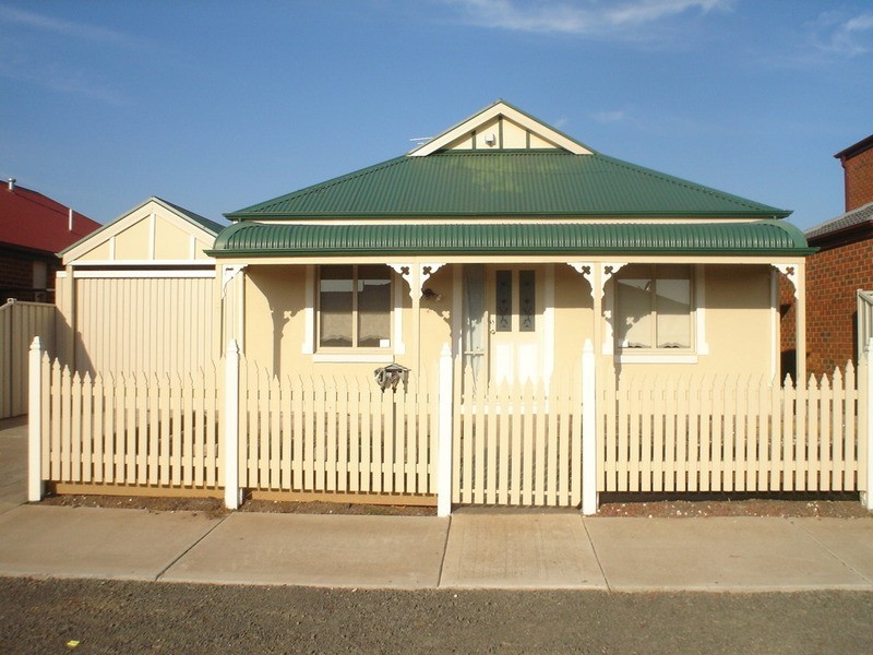 2 Hammersley Place, Caroline Springs VIC 3023
