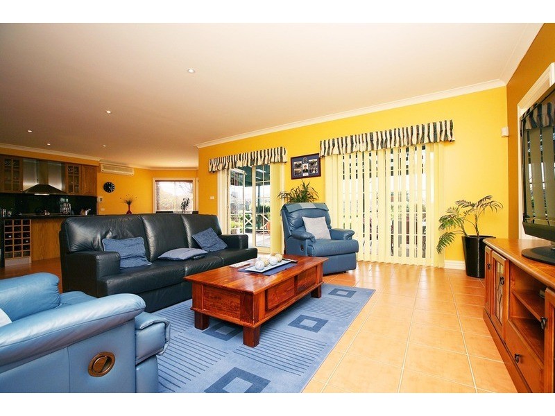 82 Wellesley Drive, Taylors Lakes VIC 3038