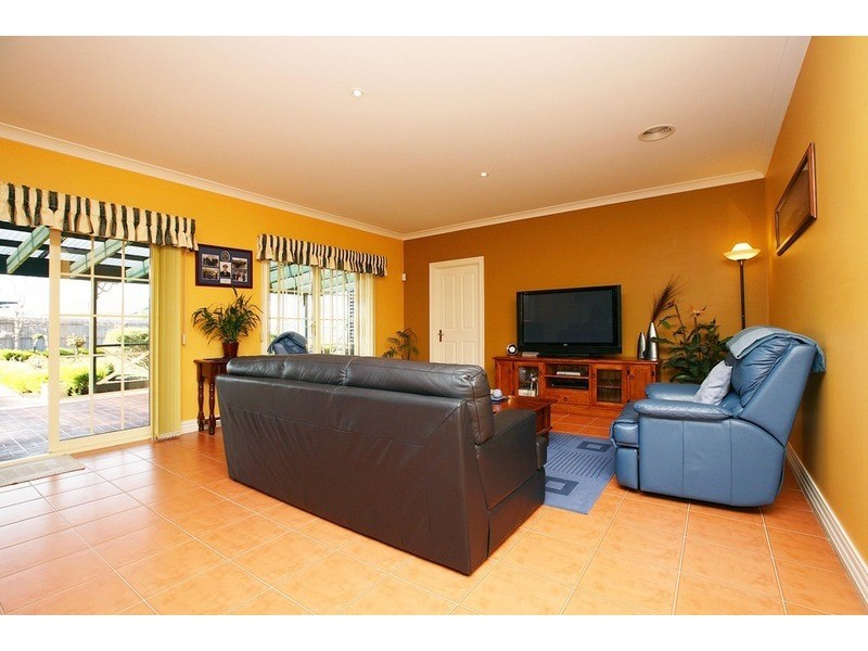 82 Wellesley Drive, Taylors Lakes VIC 3038