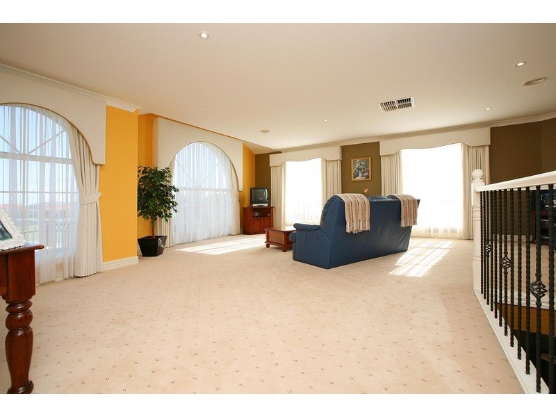 82 Wellesley Drive, Taylors Lakes VIC 3038