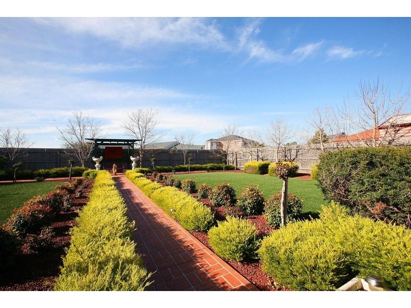 82 Wellesley Drive, Taylors Lakes VIC 3038