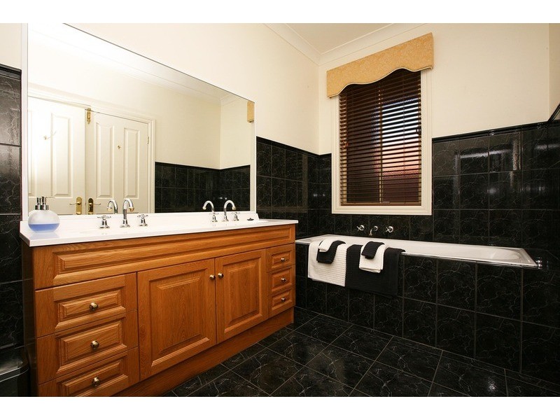 82 Wellesley Drive, Taylors Lakes VIC 3038