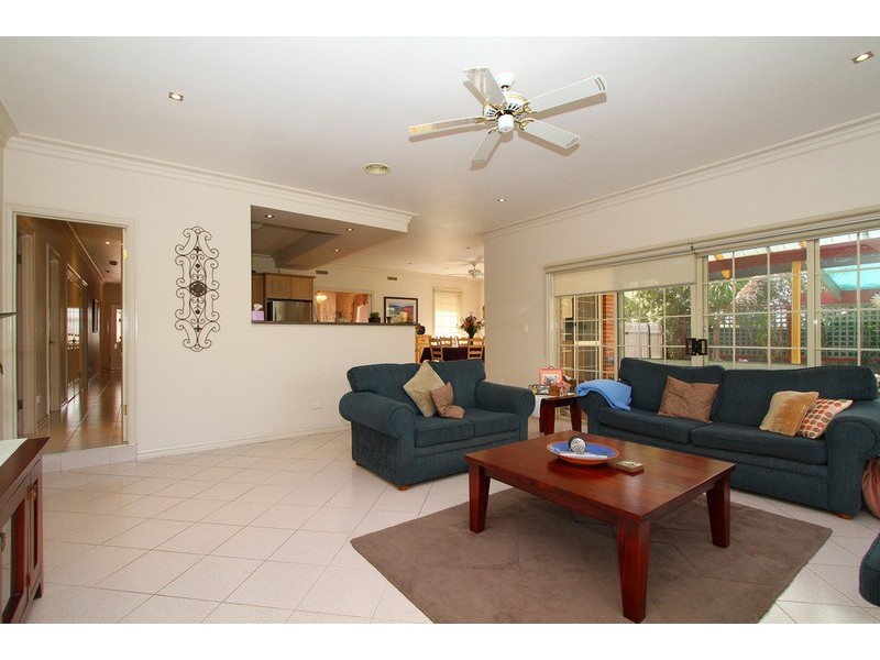 32 Lionheart Avenue, Taylors Lakes VIC 3038