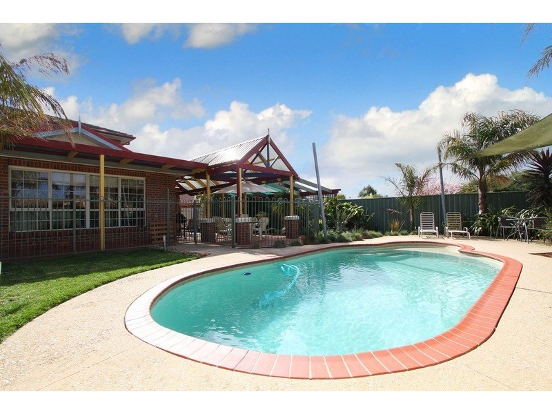 32 Lionheart Avenue, Taylors Lakes VIC 3038
