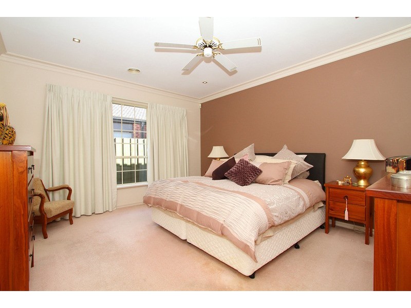 32 Lionheart Avenue, Taylors Lakes VIC 3038