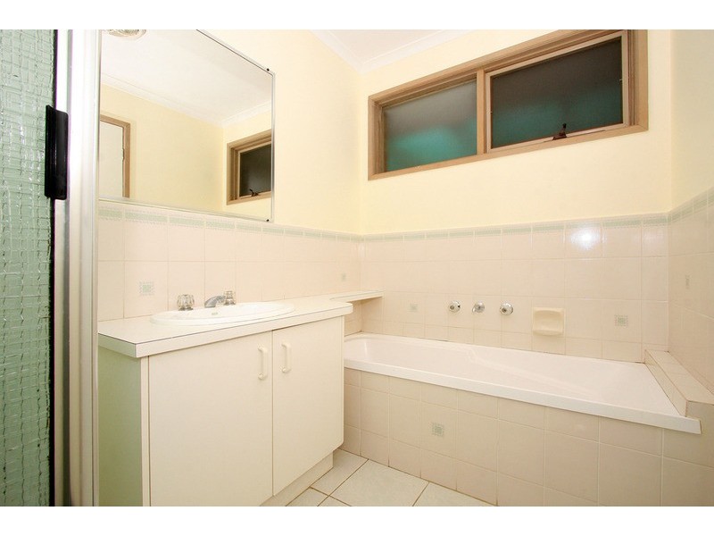 1/2 Terrye Court, Hillside VIC 3037