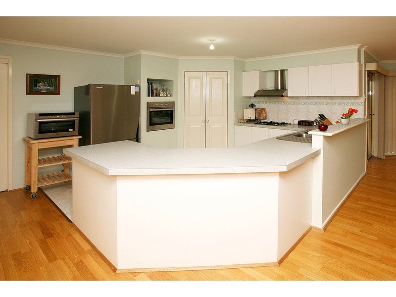 12 Thorpe Place, Burnside VIC 3023