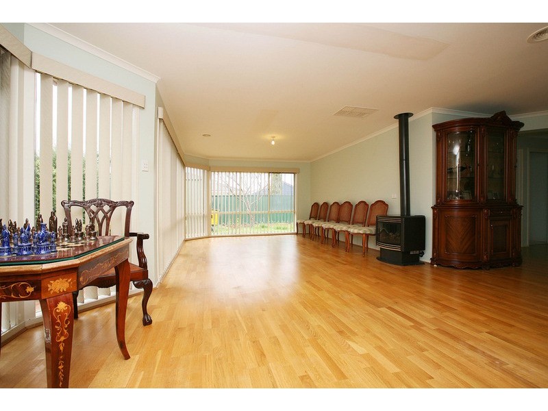 12 Thorpe Place, Burnside VIC 3023