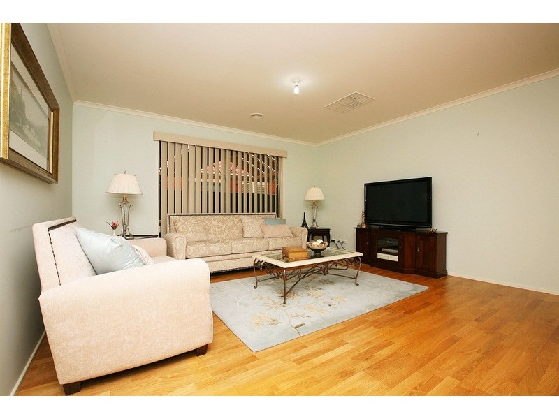 12 Thorpe Place, Burnside VIC 3023