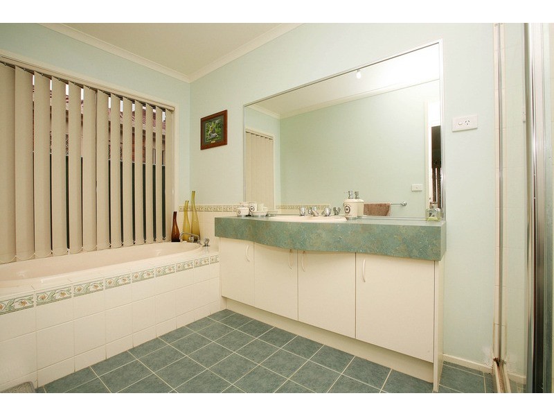 12 Thorpe Place, Burnside VIC 3023